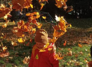 Jesienne spacery i zabawy w ogrodzie.