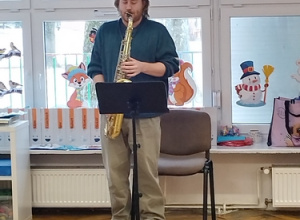 Audycja muzyczna z saksofonem.